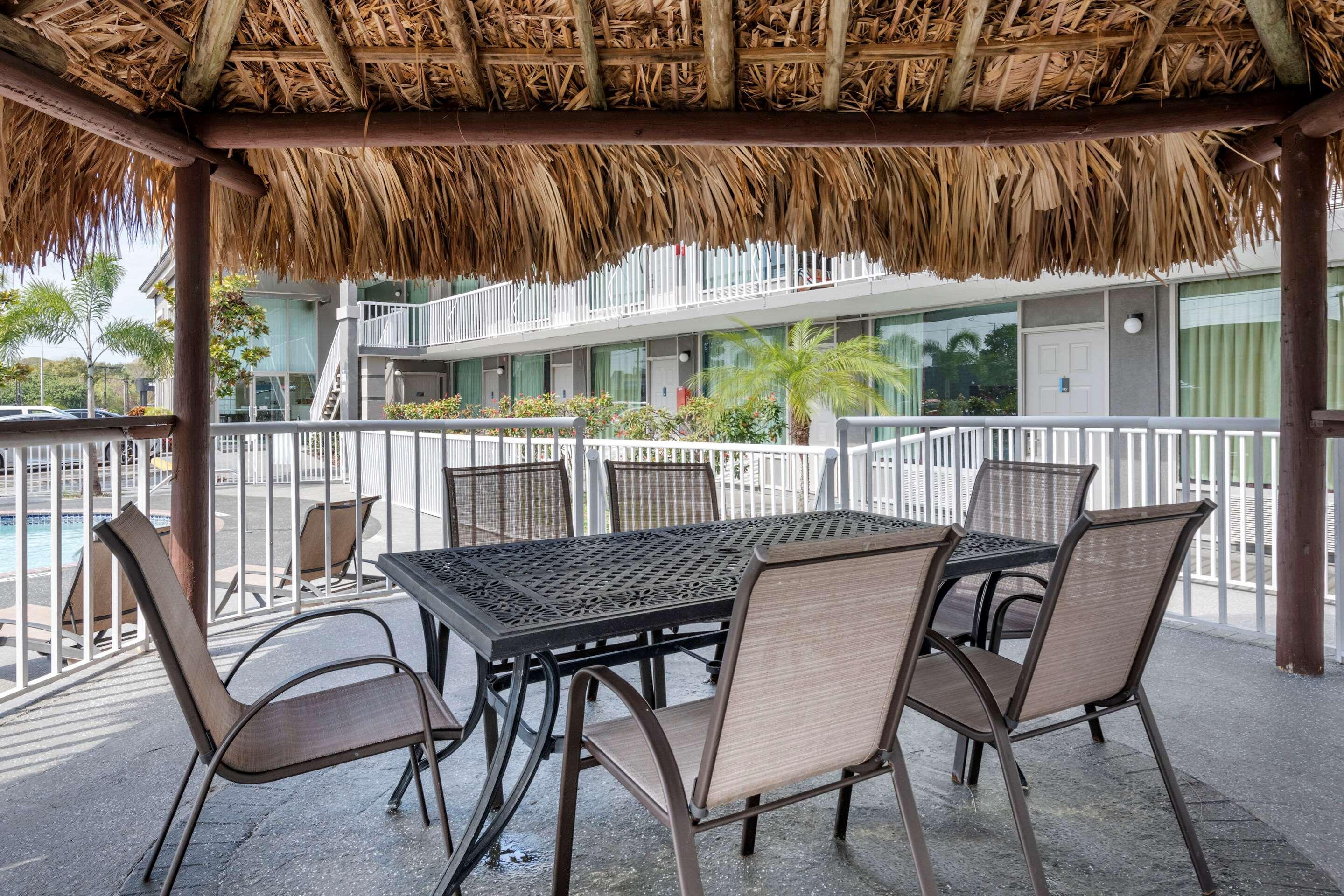 Rodeway Inn New Port Richey Exteriör bild